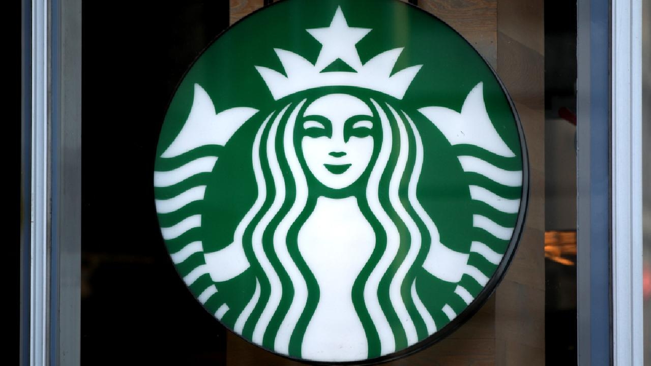 Starbucks, victime d'un boycott, va licencier plus de 1 000 employés