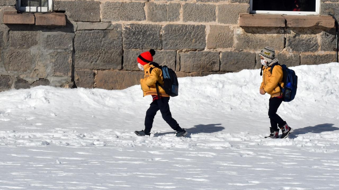 Sneeuw belemmert onderwijs in Ardahan