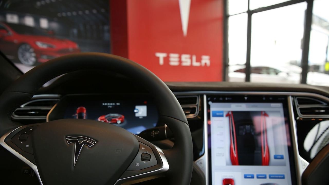 Рыночная стоимость Tesla упала ниже 1 триллиона долларов