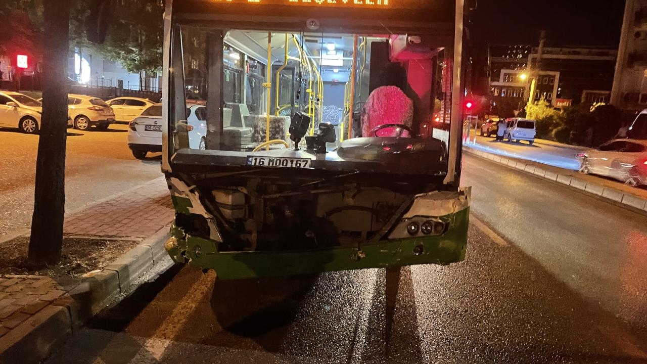 Zderzenie autobusu z samochodem w Bursie: 7 osób rannych