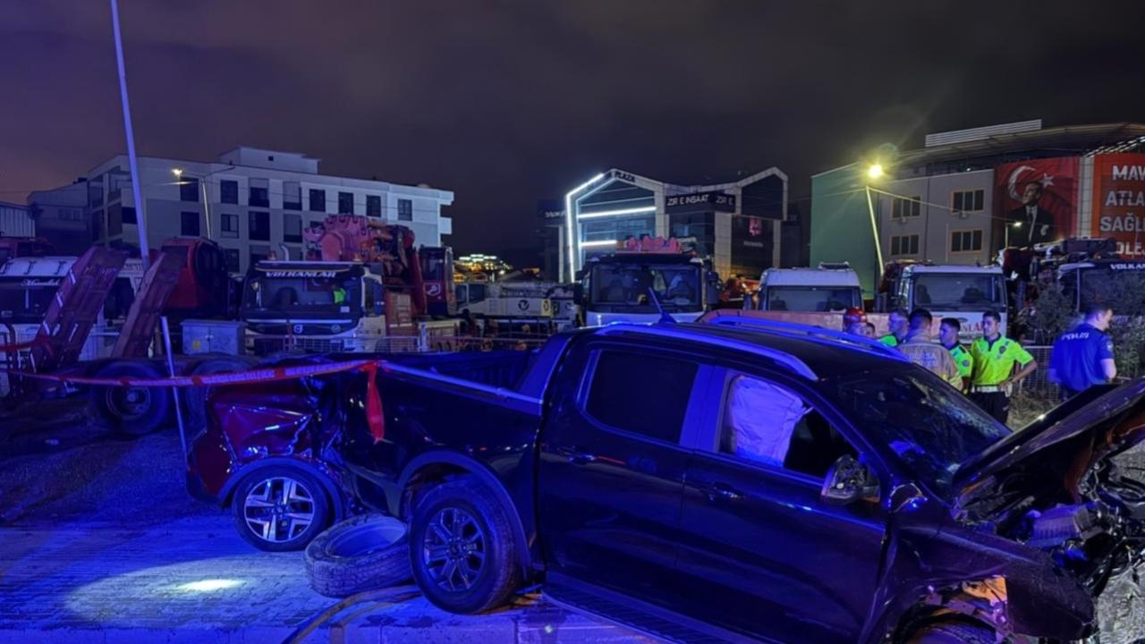 Auto und leichtes Nutzfahrzeug kollidierten in Bursa: 2 Tote