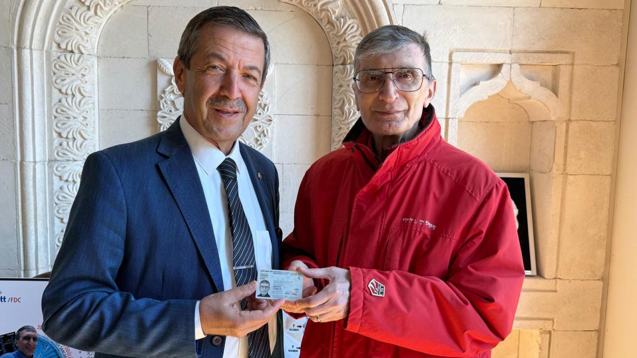 Aziz Sancar, die het TRNC-burgerschap ontving, kreeg zijn identiteitskaart overhandigd