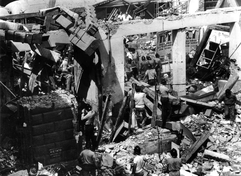 Het bloedbad van Bologna, 45 jaar later: een herinnering aan die tragische 2 augustus. Mattarella noemt het een "neofascistische subversie tegen de Grondwet en het samenleven."