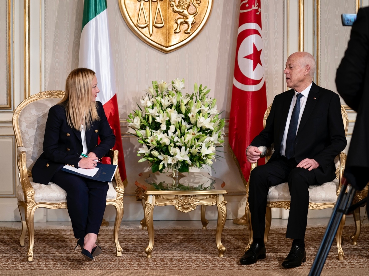 Energy transition and Mattei's plan: Meloni flies to Tunis to meet with President Saied again after her April trip.