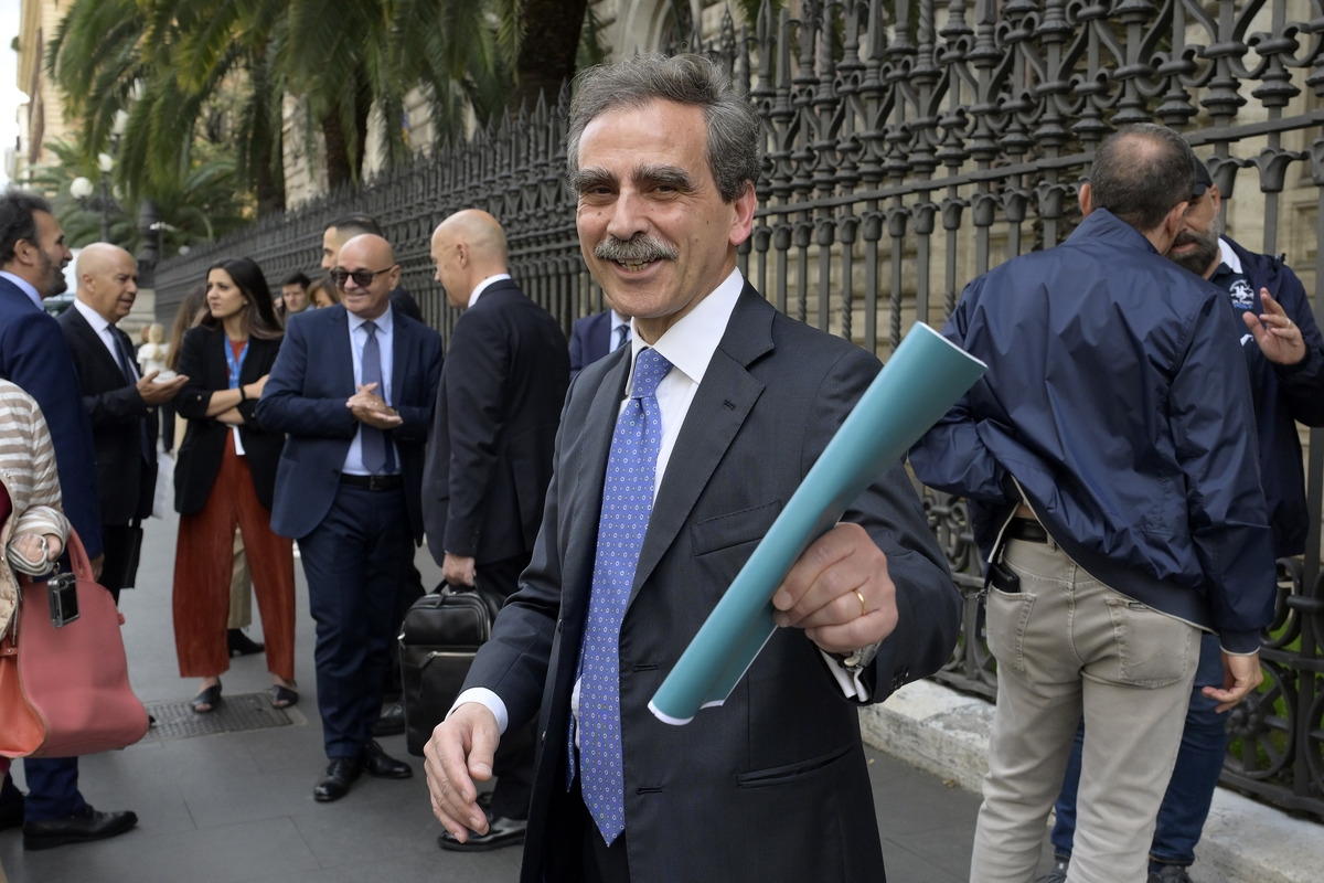 MPS's profit fell to €892 million in the first half of the year. A takeover bid for Mediobanca? The goal is "to create a new competitive force, a leading player in the sector."