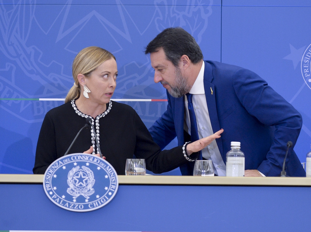 O Mediobanca nas mãos do MPS, a satisfação oculta de Meloni e a felicidade de Salvini. E até mesmo a FI e os Berlusconi estão seguindo o exemplo.