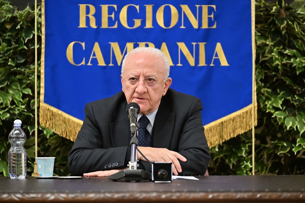 The curtain has fallen, that Vincenzo De Luca, all of a piece, is no more.