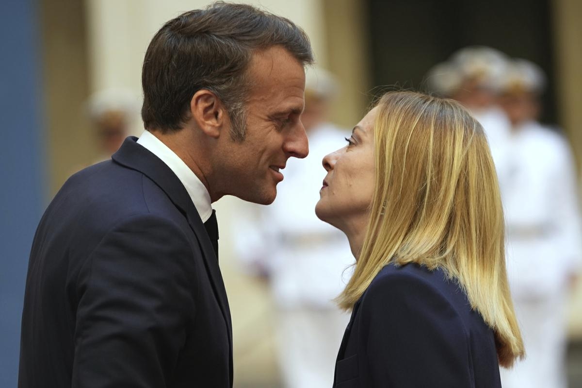 Meloni, Ukrayna konusunda AB ve ABD'yi bir arada tutuyor (barış yakın değil). Macron engel oluyor ama Trump, Giorgia'nın yanında duruyor.