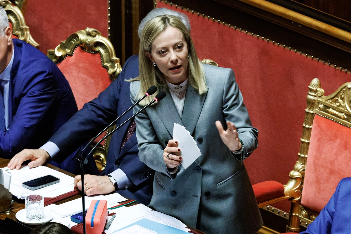 Meloni au Sénat : « Guerre en Iran ? Situation compliquée. Aucun Italien impliqué. » Puis la blague sur Conte.
