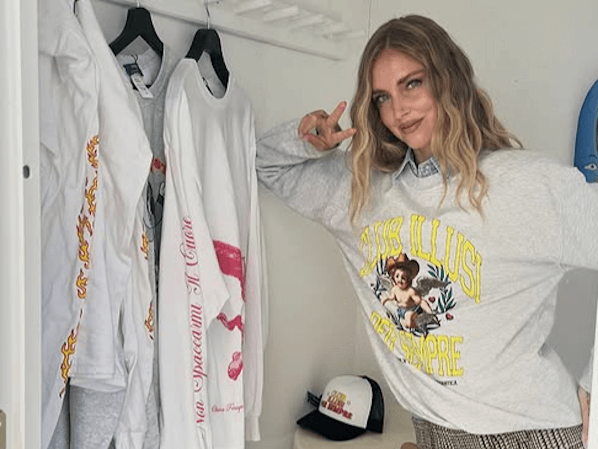 Chiara Ferragni startet ihre „Romantische Revolution“ und ihre Artikel sind innerhalb weniger Stunden ausverkauft. Sie richten sich an chronisch Verblendete und „Unauffällige“. Von Schlüsselanhängern bis zu Sweatshirts boomen die Verkäufe.