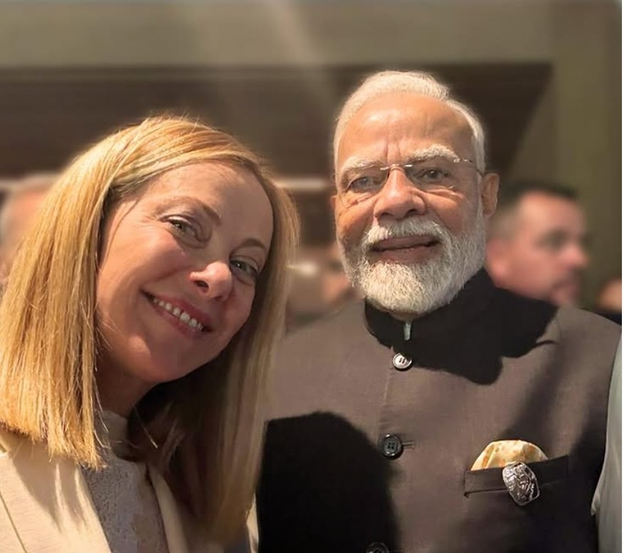 Meloni et cette amitié particulière avec Modi : le Premier ministre a posté un selfie avec le dirigeant indien pour lui souhaiter un joyeux anniversaire.