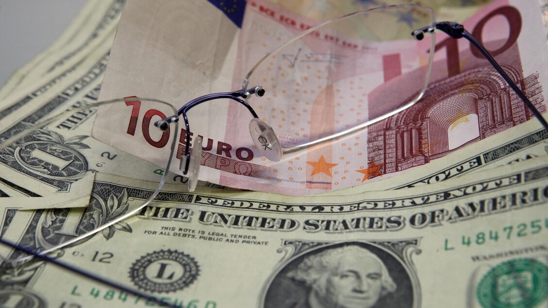 Euro, başlangıçta 1,1706 dolar seviyesinde sabit kaldı