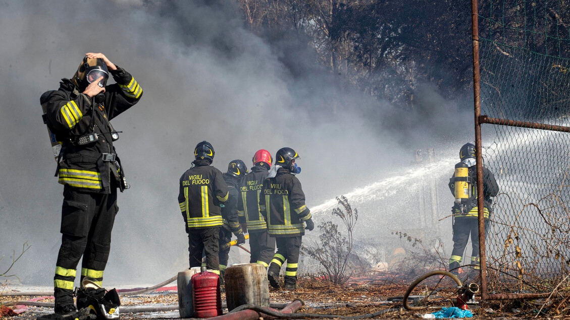 Trains have resumed service on the Rome-Pisa line after yesterday's fire.