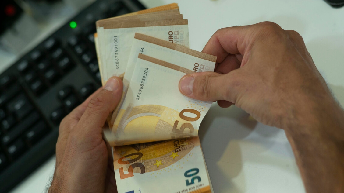 Euro rises, trading at $1.1671