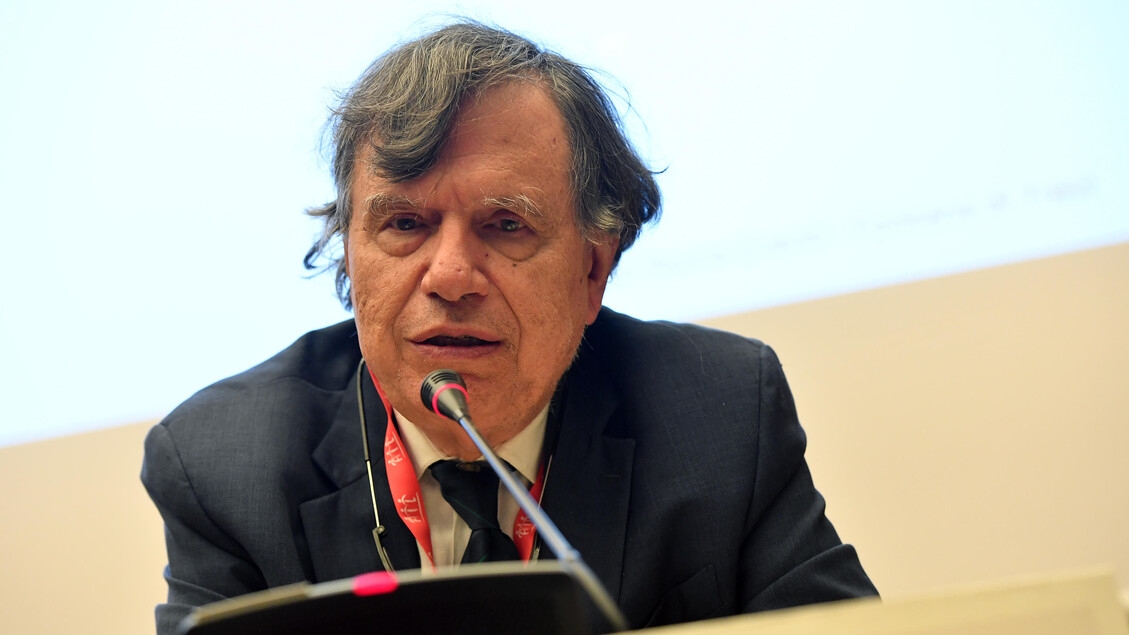 Laureat Nagrody Nobla Parisi staje przed Komisją Antydopingową, jednak doszło do pomyłki co do jego tożsamości.
