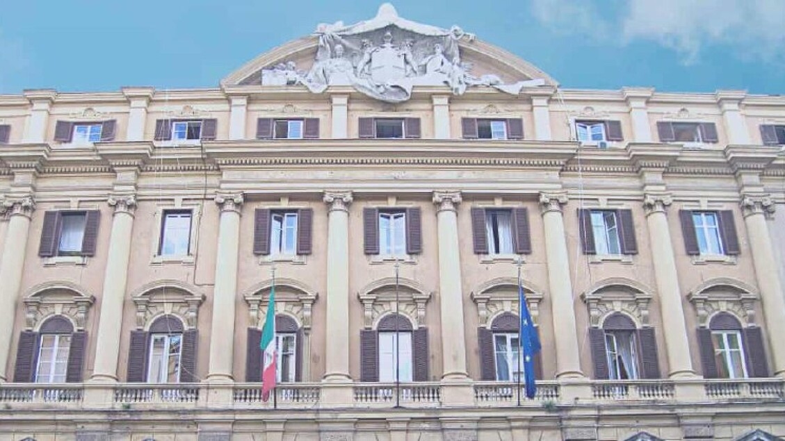 L'écart entre les obligations d'État italiennes et les Bunds allemands ouvre en baisse à 77,9 points.