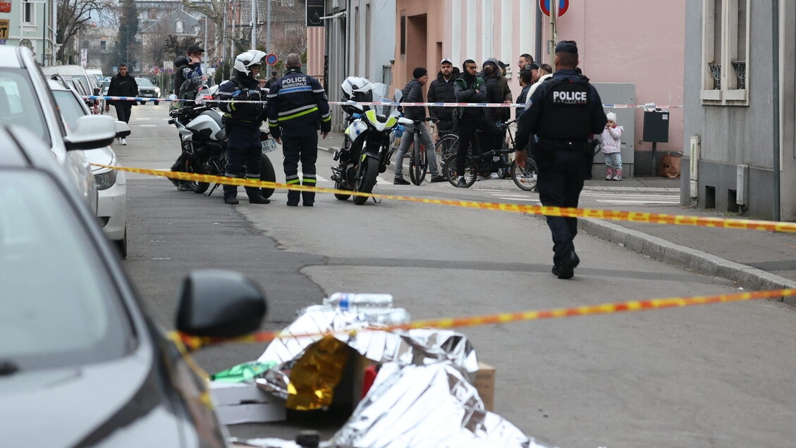 Homem atira facas contra polícia em Paris e morre