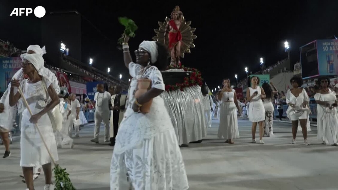 Carnaval de Rio, le rite de purification avant le défilé au Sambadrome