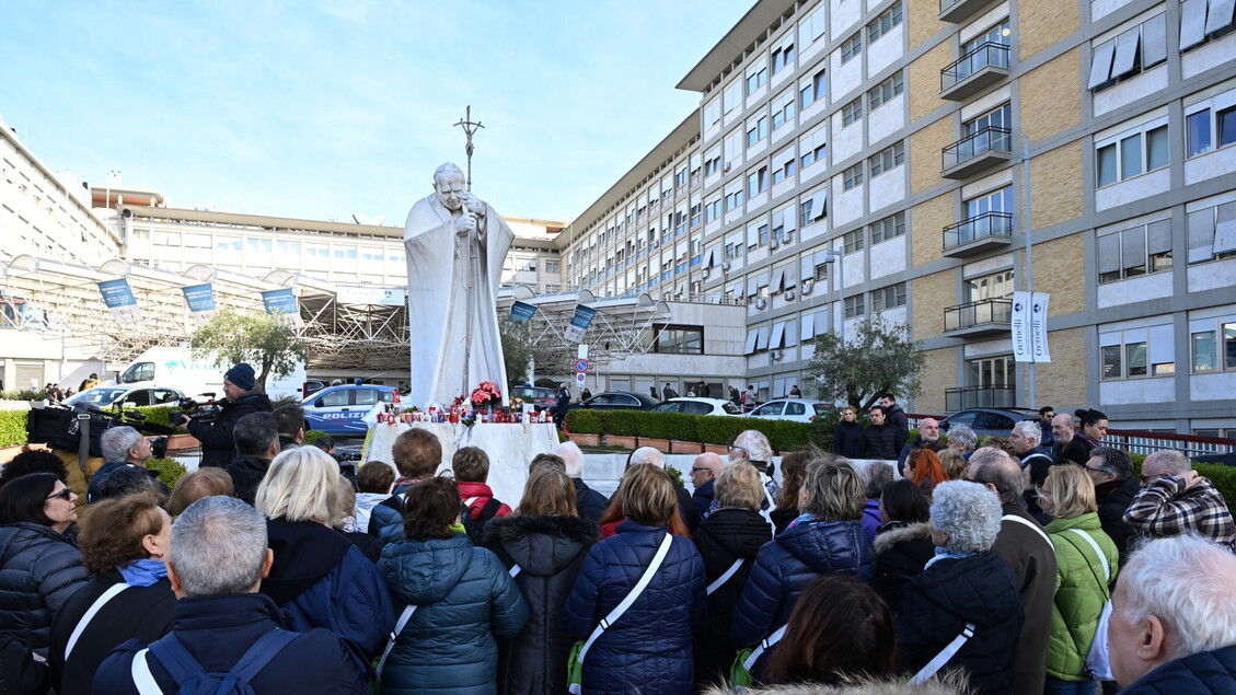 The Pope's CT scan data are likely for today, 'he continues with therapies, including oxygen, he is in an armchair'