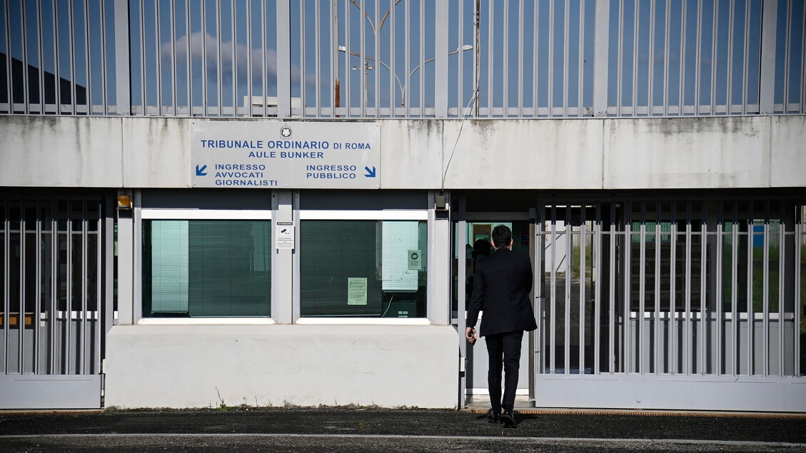 Fina (PD) lit les mots d'Alemanno en prison à la Chambre : « Ici, nous mourons de chaleur, mais la politique dort avec la climatisation »