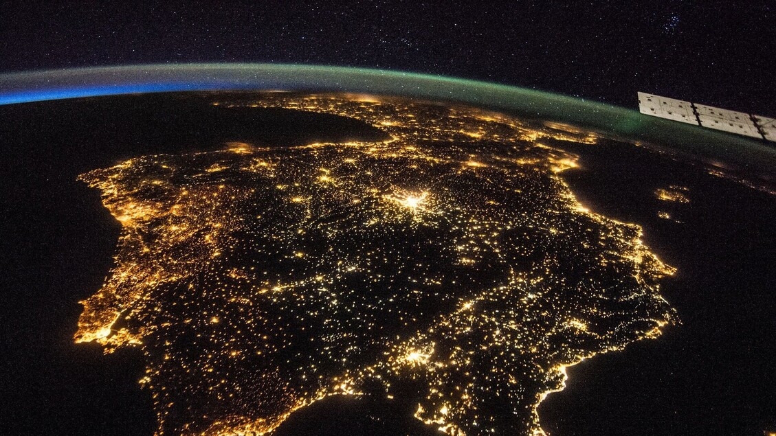 Stroomuitval in Spanje, de terugkeer van licht gezien door satellieten