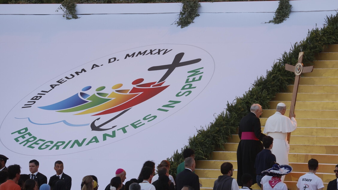 The Pope to young people: "Build a more humane world."