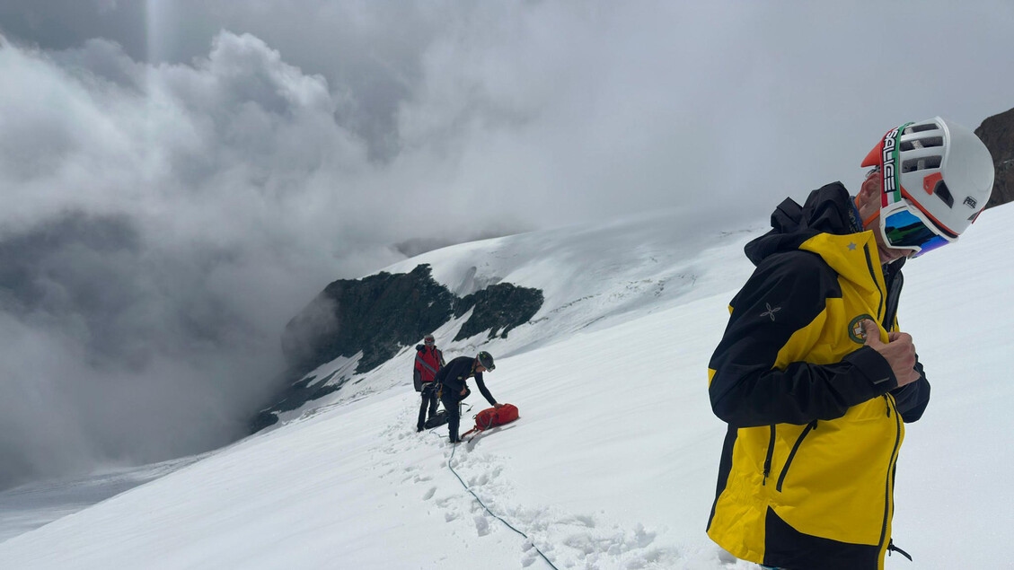 Monte Rosa'da 4.000 metrede bir gece geçiren iki dağcı kurtarıldı.