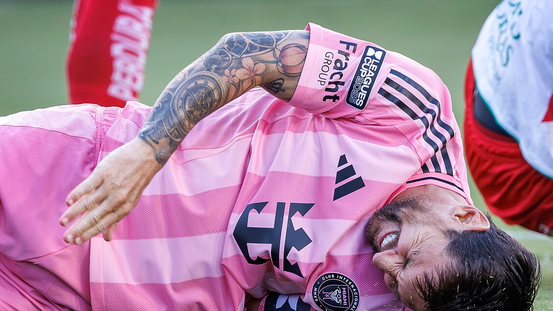 Messi injured on the pitch, problems with his right leg