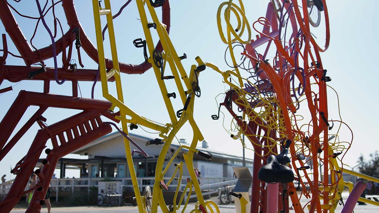 Vilamoura gets a "Sketchy Crab" made of bicycles by Bordalo II