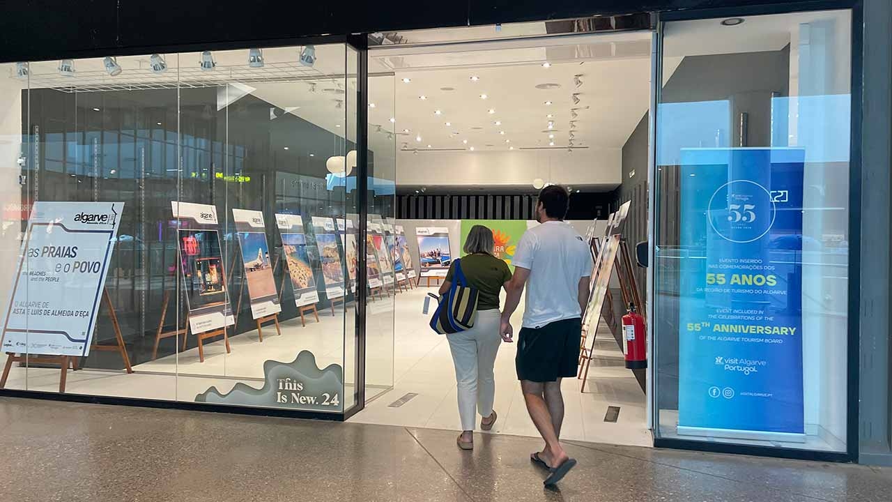 La place Tavira accueille une exposition de photographies célébrant le 55e anniversaire du tourisme en Algarve