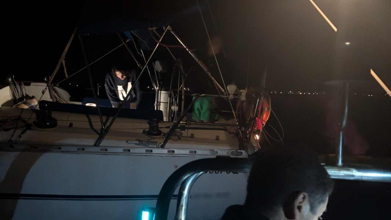 National Maritime Authority assists two sailboat crew members on the Guadiana