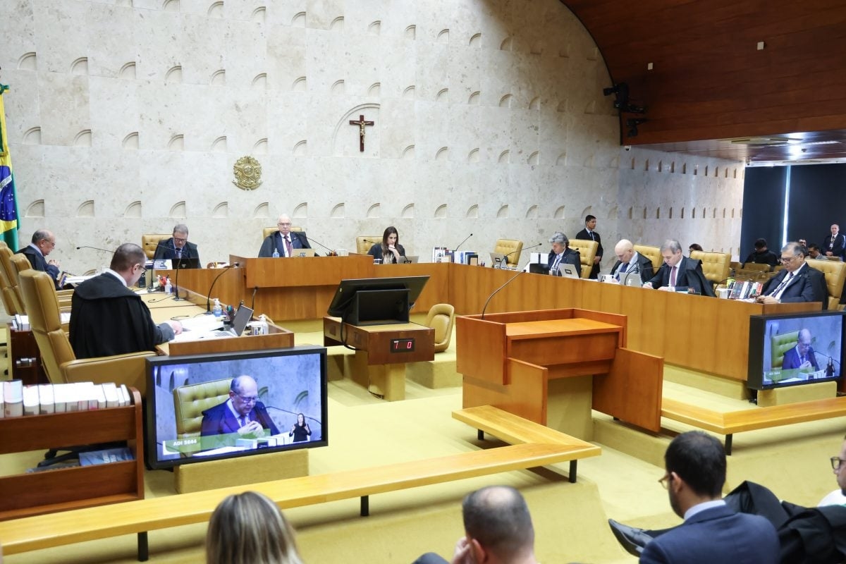 La Corte Suprema Federale (STF) ritiene a maggioranza che solo la Corte possa autorizzare perquisizioni nel Congresso e nelle proprietà dei parlamentari.