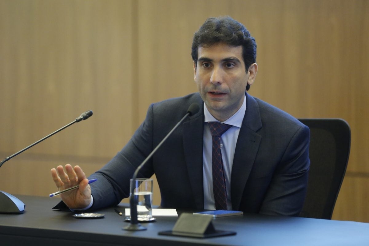 En minutos, Copom indica que la Selic debería permanecer alta por un "periodo muy largo"