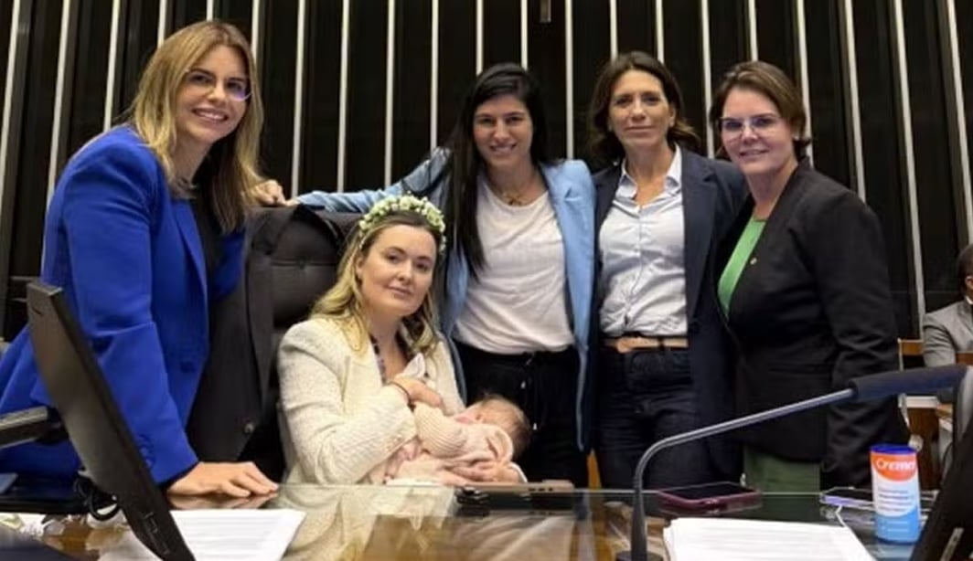 Deputy calls Child Protective Services after Bolsonaro supporter takes baby to occupy chamber