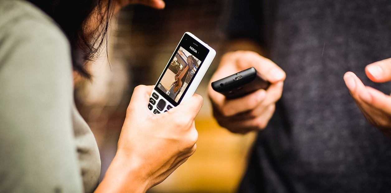 Celulares fantasmas: O que está por trás do surgimento inesperado de celulares antigos, sem aplicativos ou telas sensíveis ao toque?
