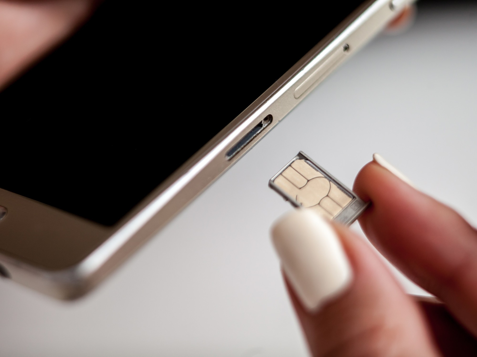 Twój telefon komórkowy traci zasięg, a Twoje konto bankowe zostaje opróżnione: tak działa podmiana karty SIM, ciche oszustwo internetowe.