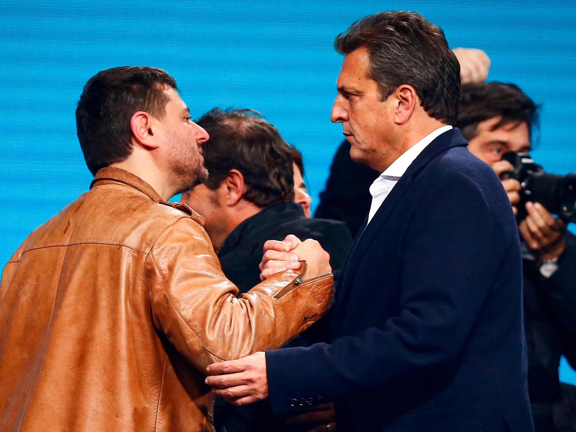 Grabois kładzie kres zamknięciu peronistów w Buenos Aires, a w trzech prowincjach wybierających senatorów dochodzi do podziałów.