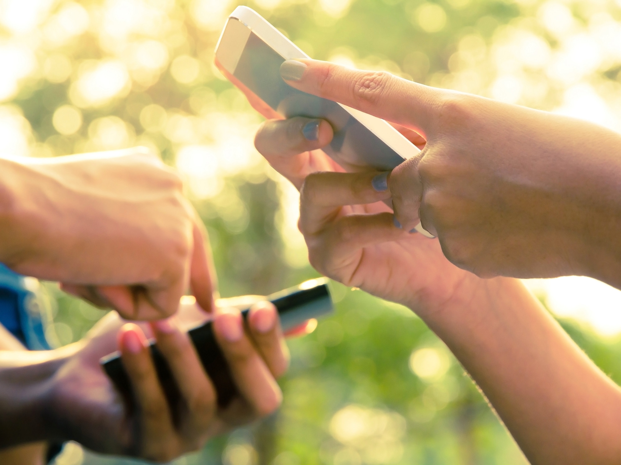 Quais recursos um celular de médio porte deve ter para ter um bom desempenho no dia a dia, segundo especialista?