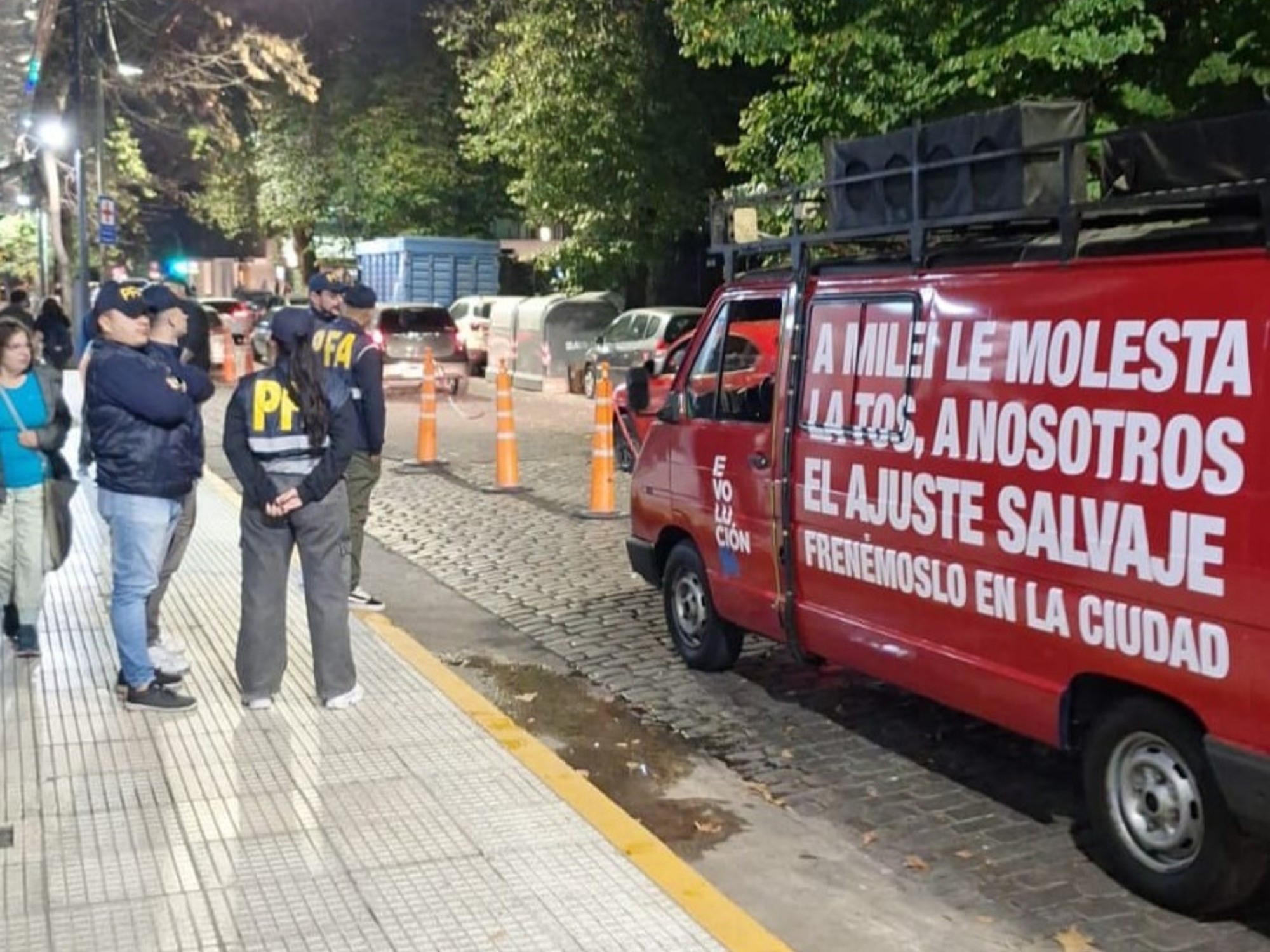 A Unidade Antiterrorista prendeu oito militantes radicais de Lula Levy por fazerem campanha perto de um evento da Milei.