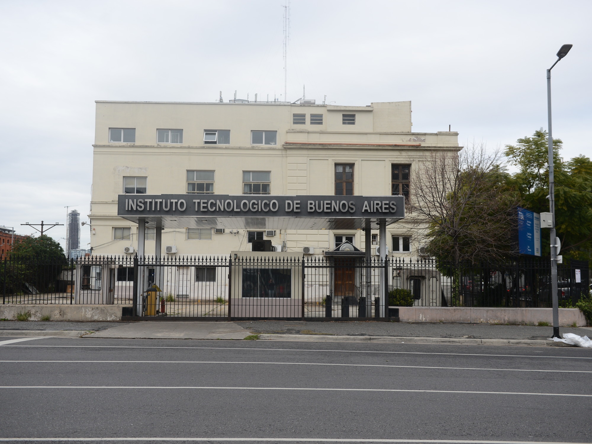 Die Eigentümerfamilie von Pampa Energía hat eines der begehrtesten Gebäude in Puerto Madero gekauft.
