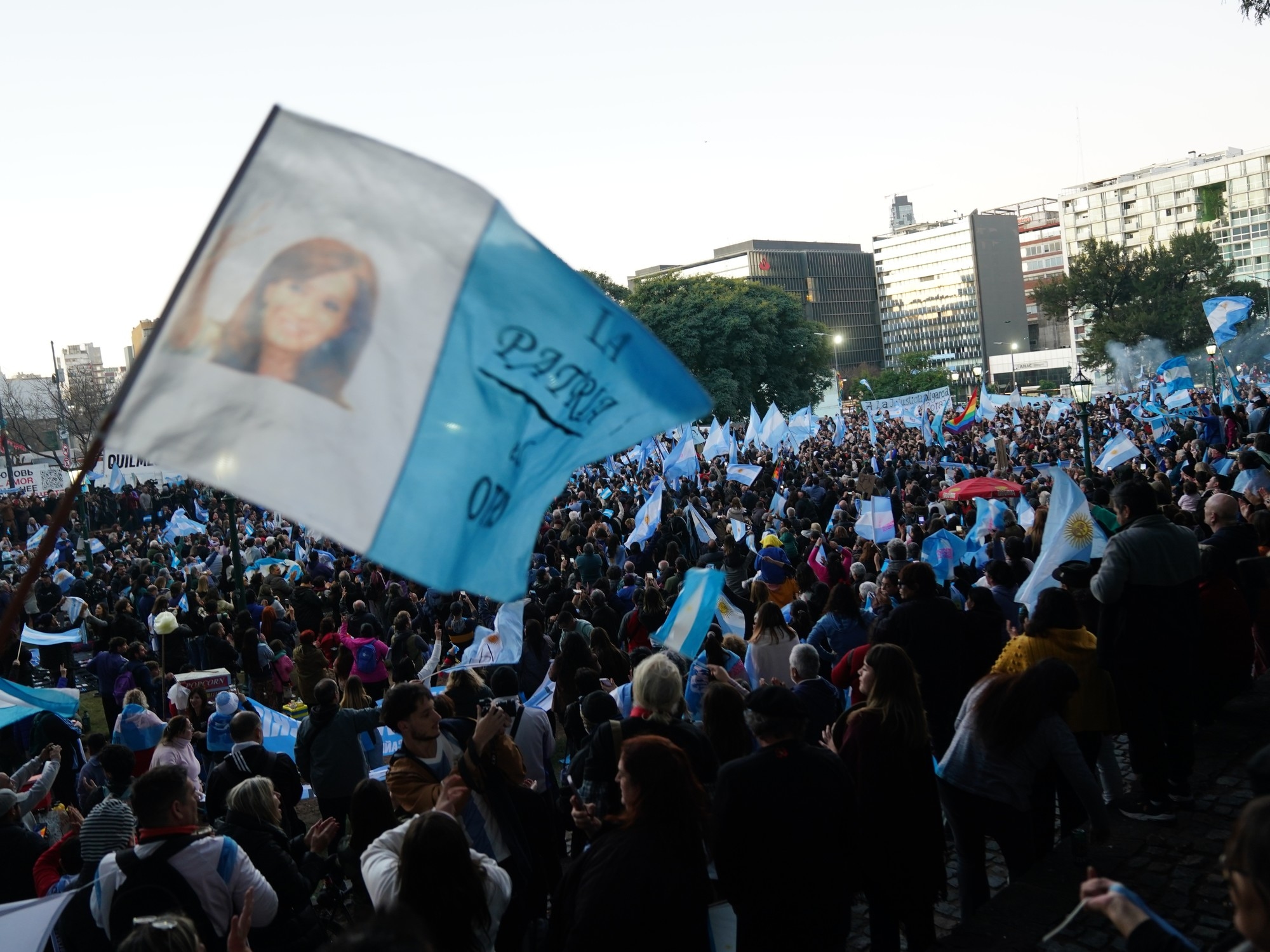 Cristina Kirchner, aldığı cezaya ve ev hapsine değinmeden Milei'nin ekonomik planını eleştirdi ve Bullrich'i "felaket" olarak niteledi.