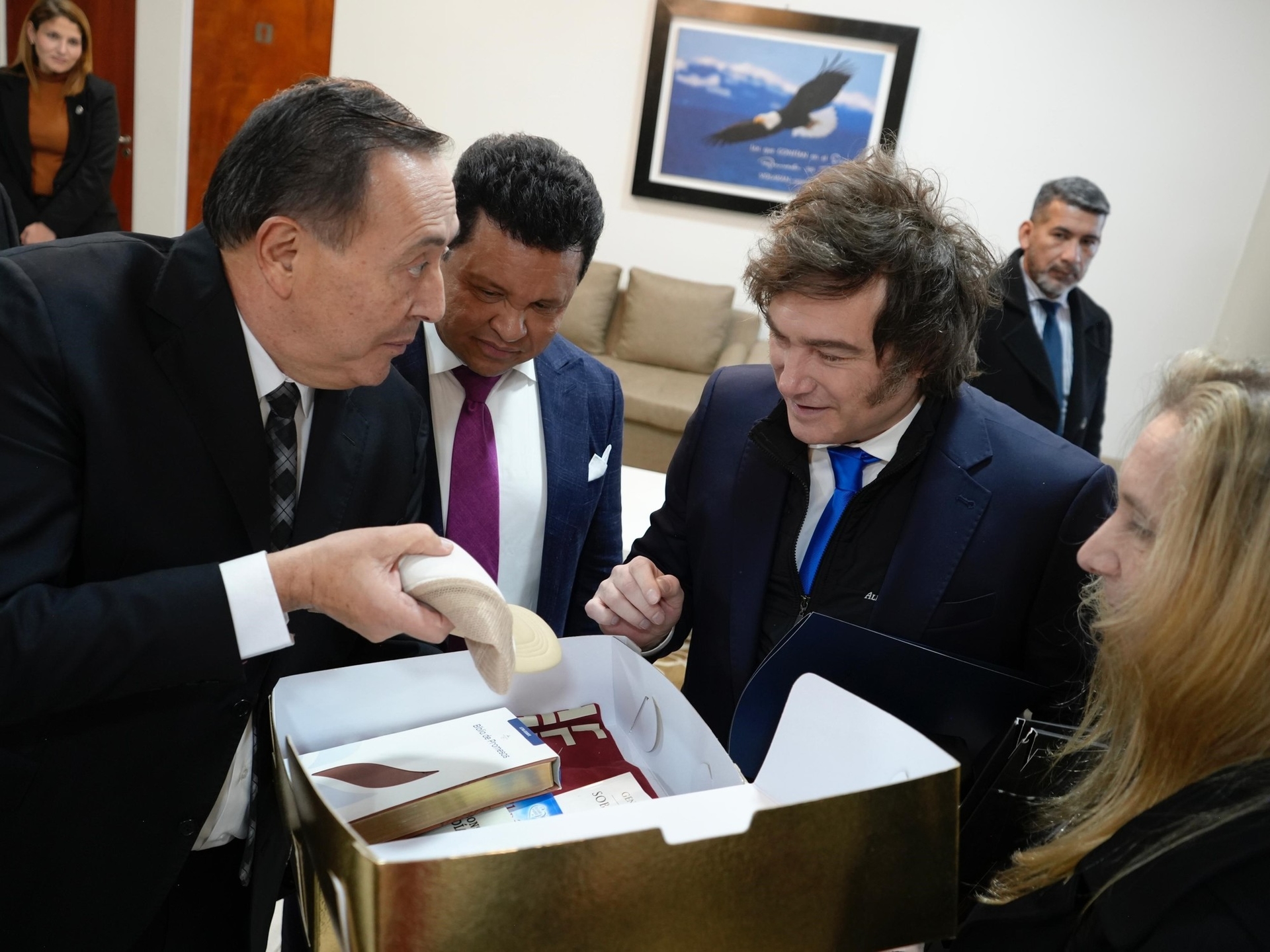Dalla conversione di 100.000 pesos in 100.000 dollari alla restituzione della vista a un cieco: i presunti miracoli del pastore Javier Milei.