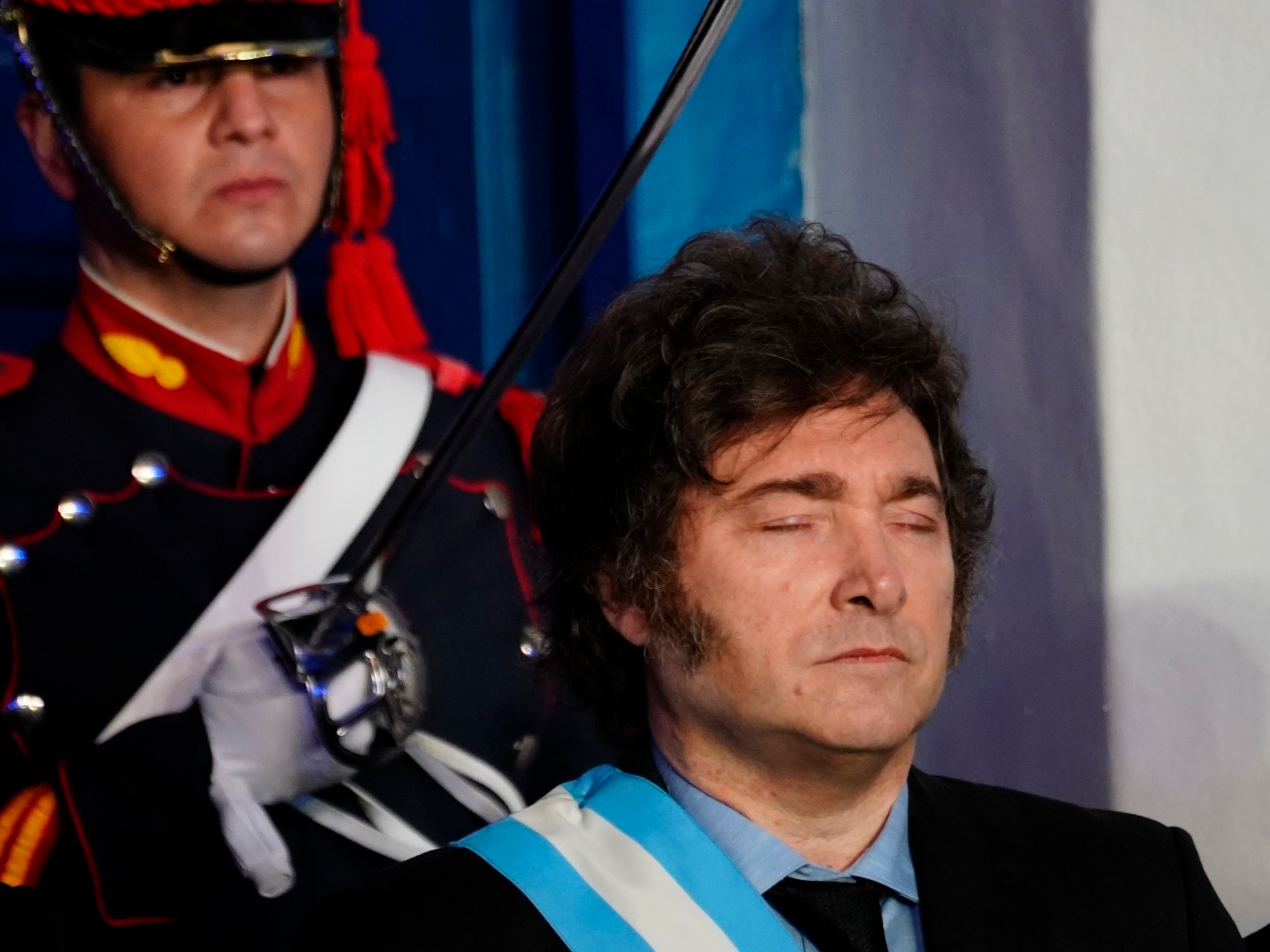 Snobbare, trattenere fondi e strategia elettorale: le motivazioni dei governatori per sfidare Javier Milei