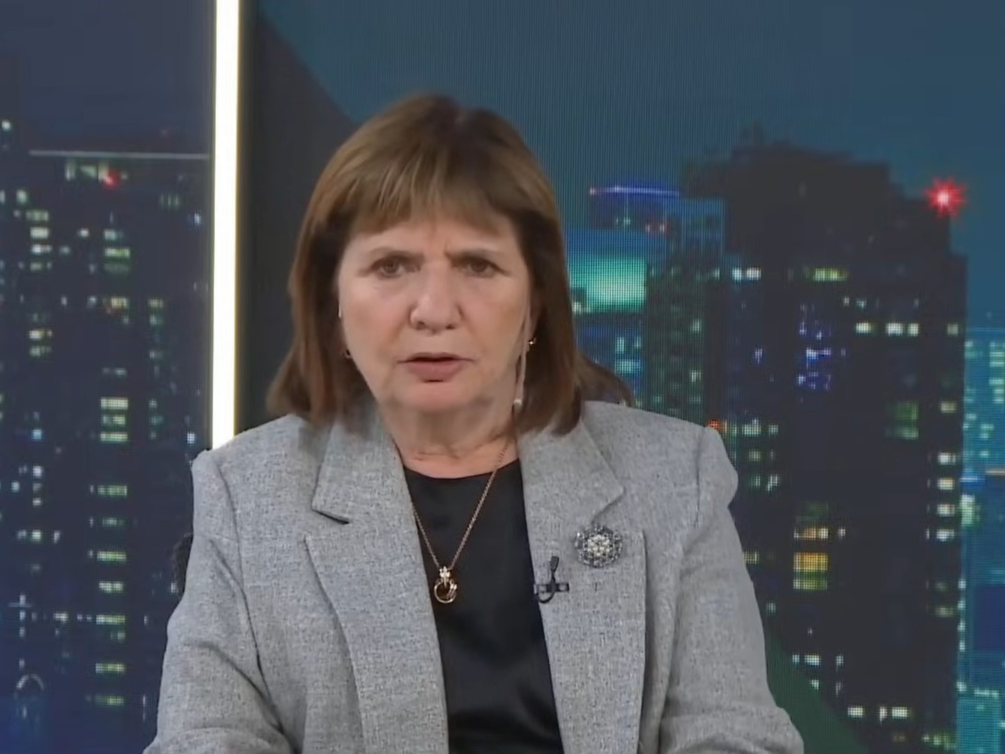 Patricia Bullrich skrytykowała symboliczne kandydatury: „Ktokolwiek kandyduje, musi wziąć na siebie odpowiedzialność; postąpienie inaczej byłoby oszustwem”.