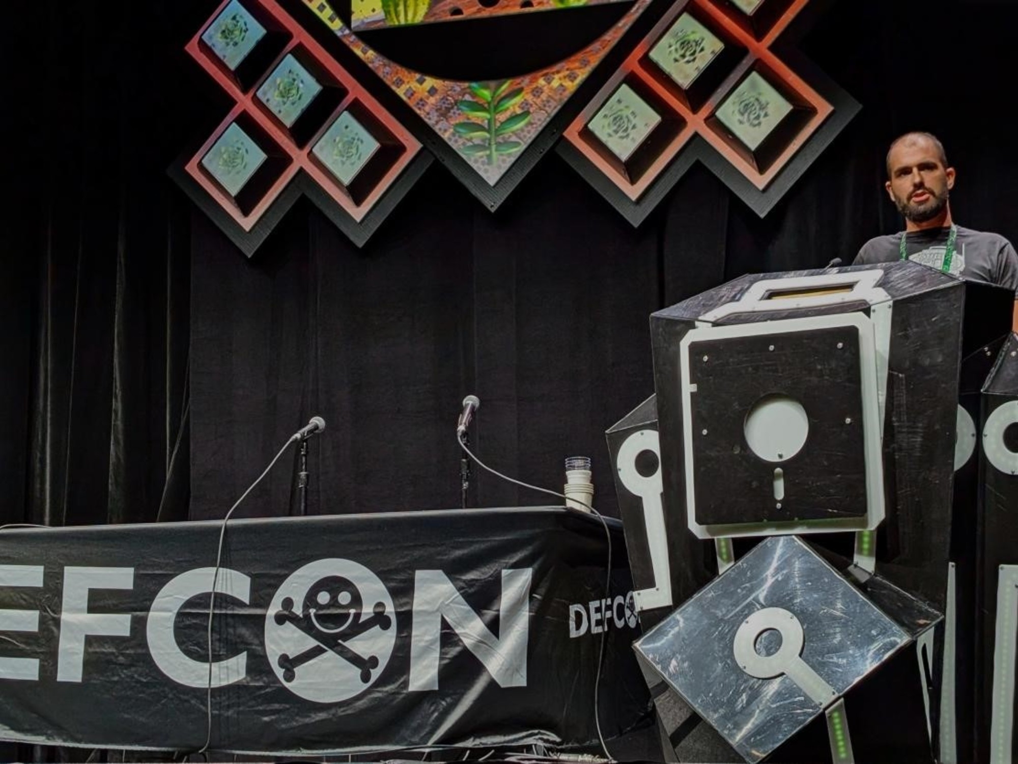 DEF CON 33: alertan que las comunicaciones aéreas no están cifradas y que la IA puede manipular a los pilotos