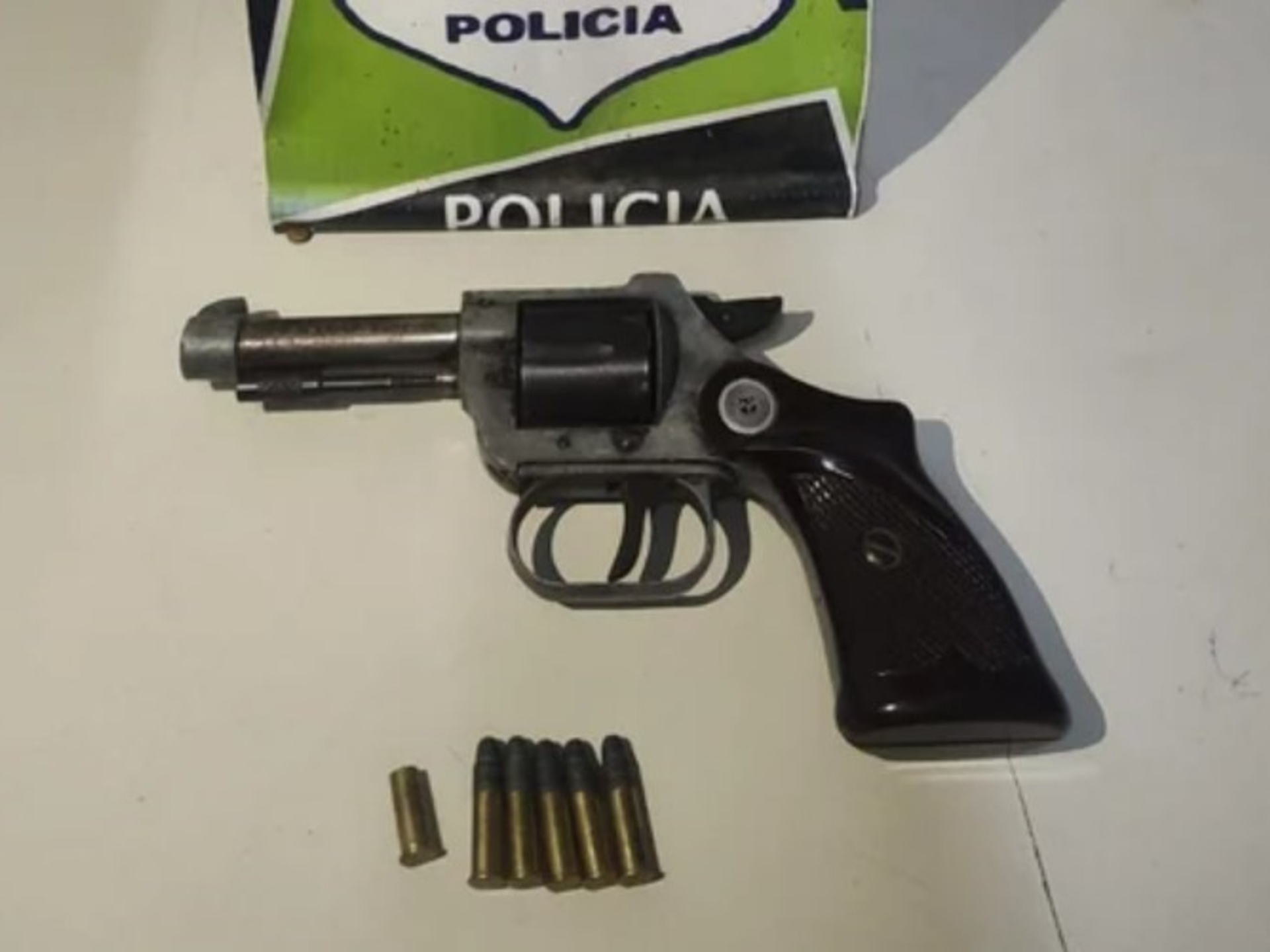 Um homem de 88 anos impediu dois ladrões de roubar sua casa atirando neles.