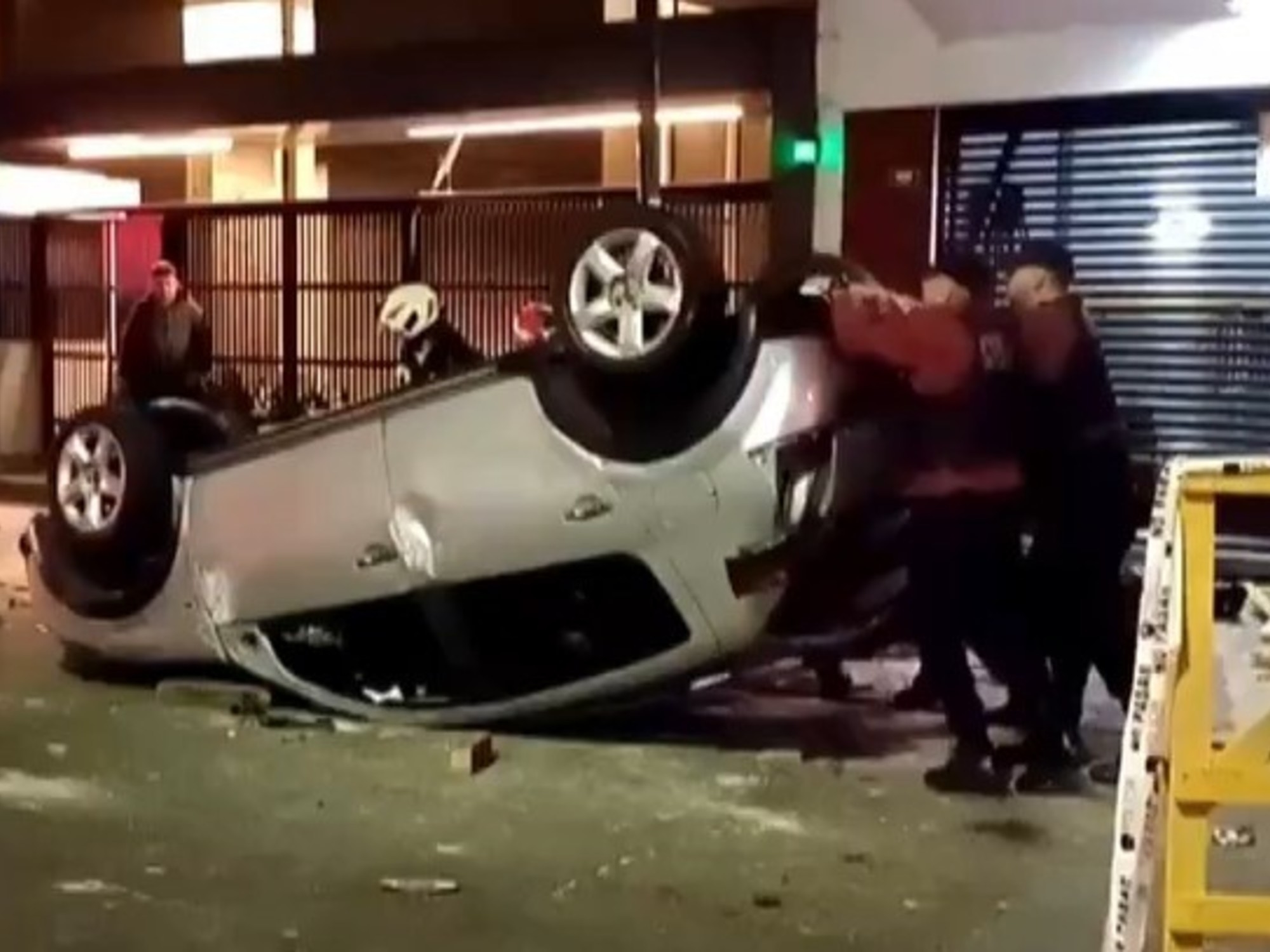 Vídeo: Capotamento dramático de carro e acidente envolvendo oito motocicletas em Villa Crespo