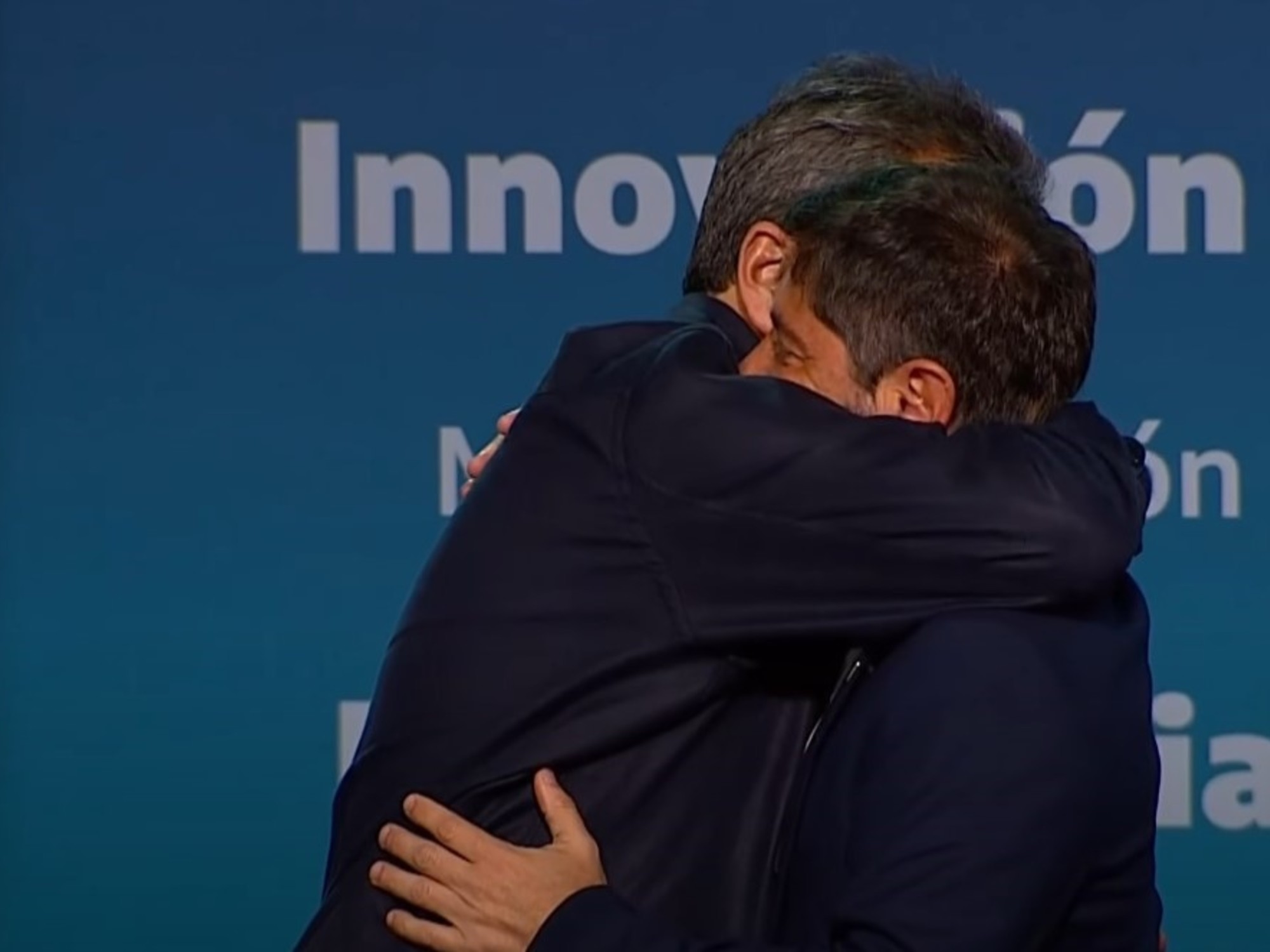 O abraço de Axel Kicillof com Sergio Massa no encerramento da campanha na Primeira Seção