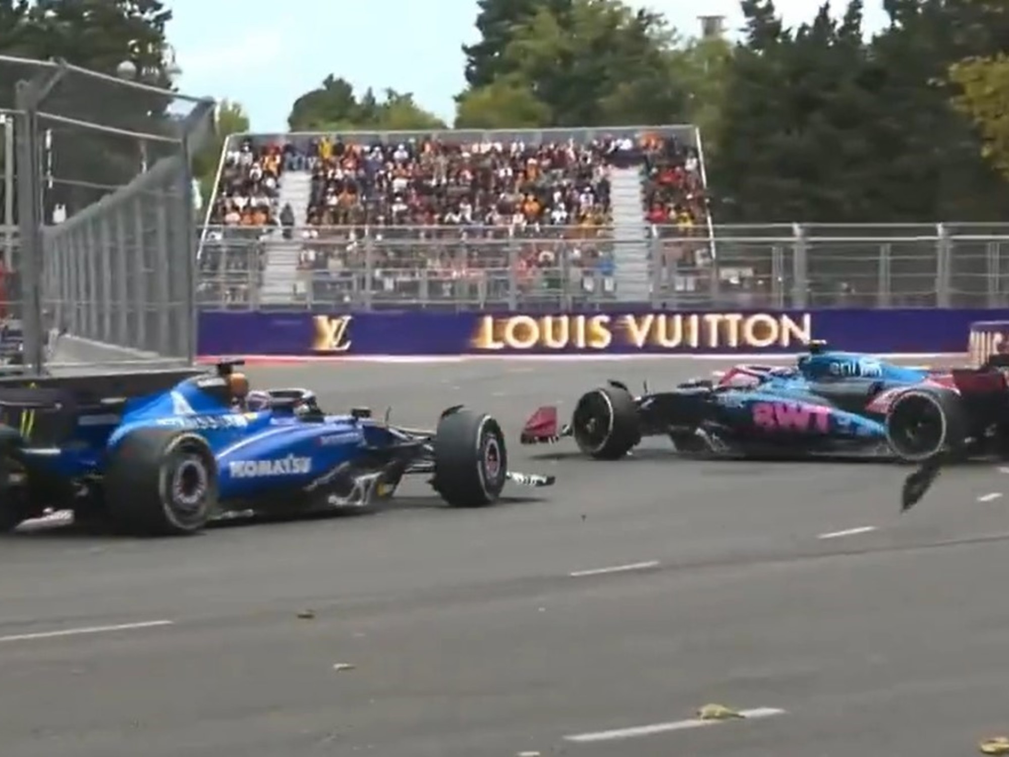 Albon botste tegen Colapinto en liet hem als laatste achter in Bakoe: zijn voormalige teamgenoot bij Williams dwarsboomde zijn nieuwe Formule 1-carrière.
