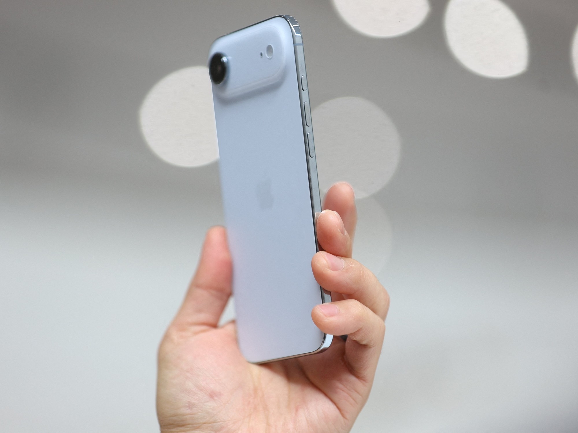 A mais recente grande aposta da Apple fracassou: o novo iPhone já está sofrendo com cortes de custos e pode ser descontinuado.